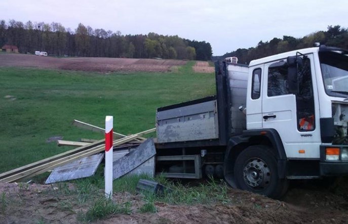 „Mógł trąbić i hamować”. Przedsiębiorca obwinia za wypadek w Wielkopolsce maszynistę