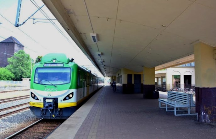 Linia kolejowa do Grodziska przez rok bez pociągów. Kolejarze wybrali wariant