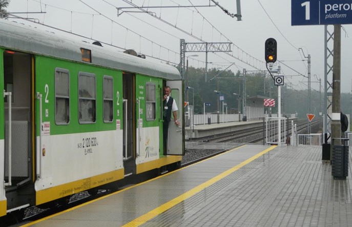 Opóźnienia pociągów na zmodernizowanych torach pod Warszawą. Co jest tego przyczyną?