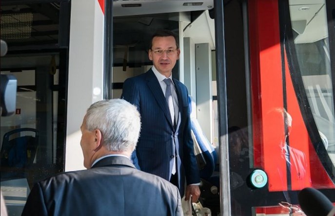 Morawiecki: Nowy tabor zamiast modernizacji