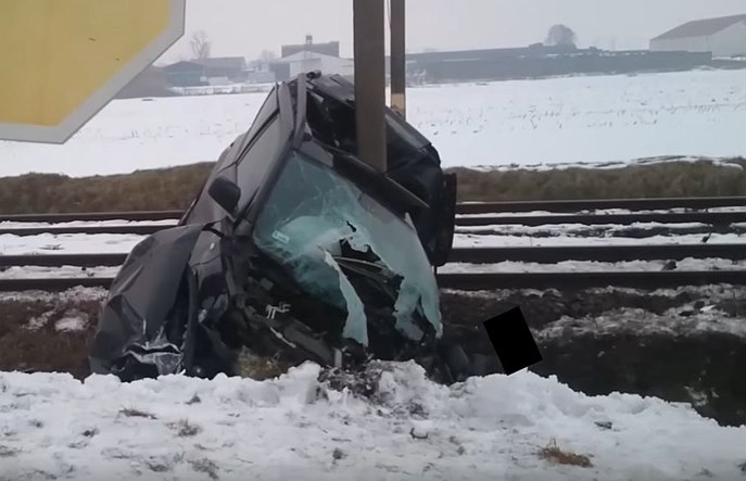 Oto skutki wypadku na przejeździe. Kierowca miał dużo szczęścia [film]