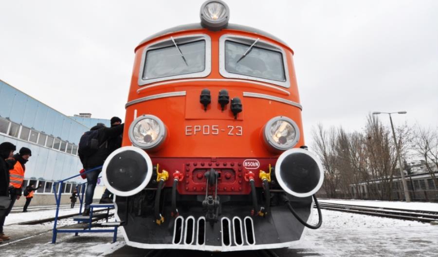 Historyczna lokomotywa EP05 na testach [film]