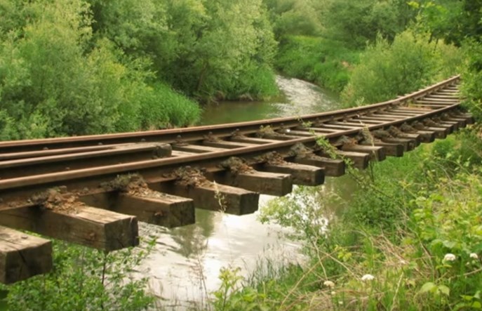 Wiszące tory w Jerzmanicach Zdroju. Co wstrzymuje modernizacje na Dolnym Śląsku?
