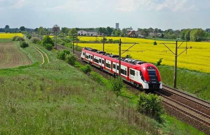 KW: Nawet trzy godziny z Poznania do Konina. Co z Elfami?
