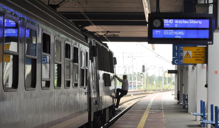 Modernizacja odcinka Poznań – Czempiń. Dwa lata opóźnień i będzie więcej Modernizacja odcinka Poznań – Czempiń. Dwa lata opóźnień i będzie więcej