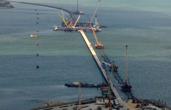 Budowa mostu łączącego Krym z Rosją napotyka problemy