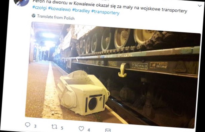 Amerykańskie wozy bojowe zahaczyły o wiatę peronu [aktualizacja]