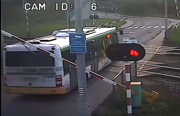 Jest film z wypadku autobusu lotniskowego KM i Pendolino