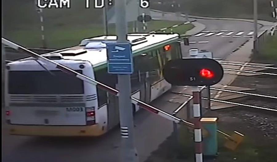 Jest film z wypadku autobusu lotniskowego KM i Pendolino Jest film z wypadku autobusu lotniskowego KM i Pendolino