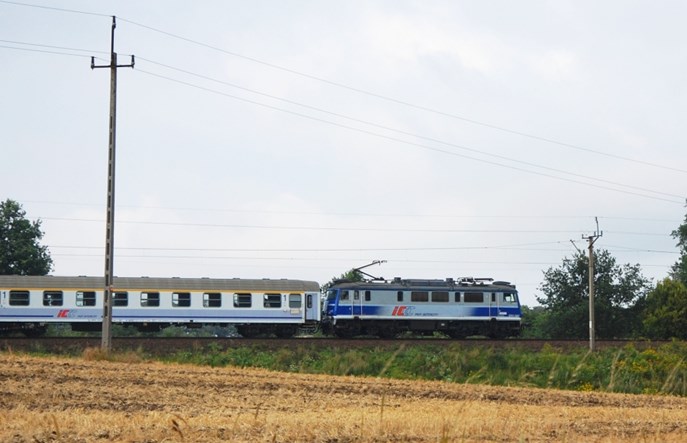 Dwa pociągi TLK na jednym torze. Zatrzymały się 100 metrów od siebie