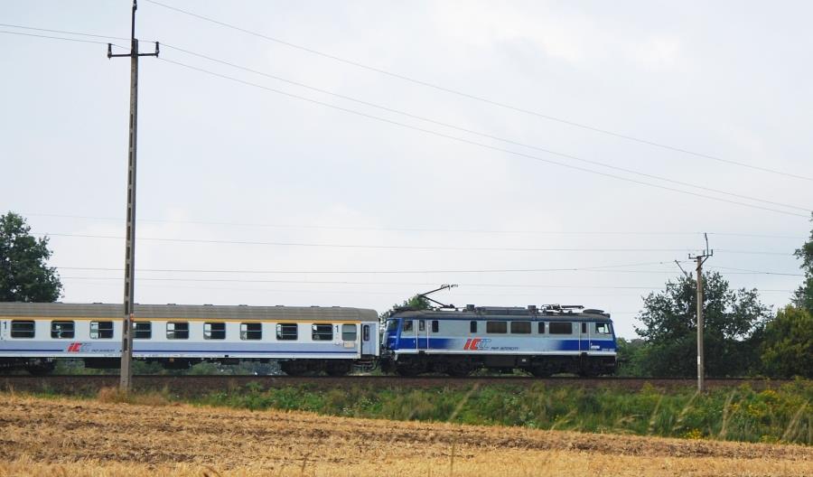 Dwa pociągi TLK na jednym torze. Zatrzymały się 100 metrów od siebie Dwa pociągi TLK na jednym torze. Zatrzymały się 100 metrów od siebie