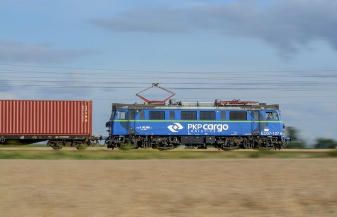 Brakuje węglarek; premier interweniuje