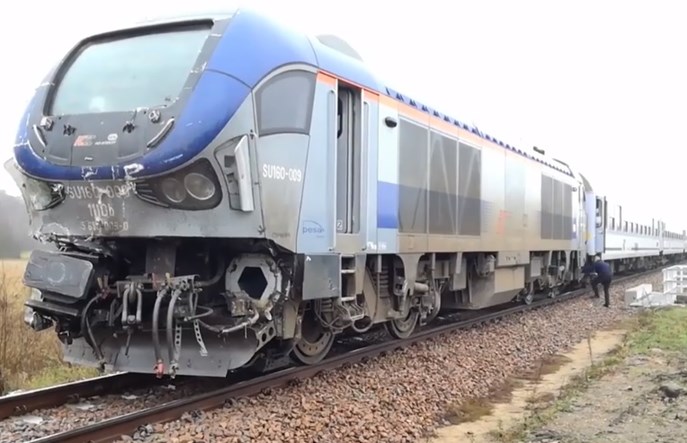 Kolejny bardzo groźny wypadek na przejeździe. Tym razem pod Łukowem