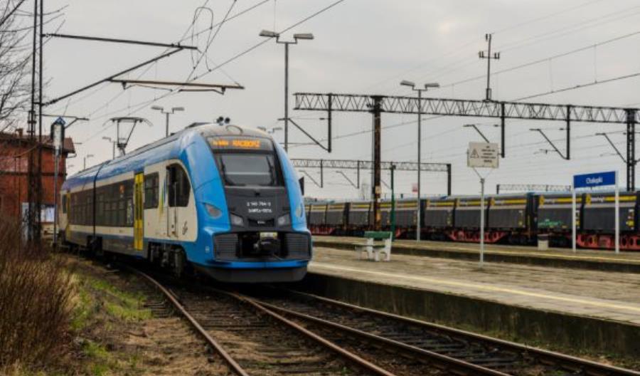 Silny wiatr utrudnił ruch pociągów w województwie śląskim