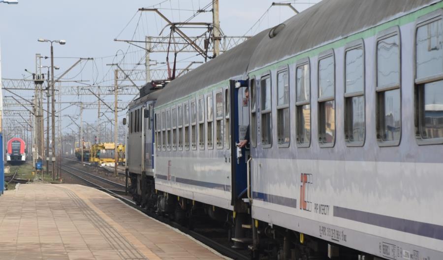 Zerwana sieć trakcyjna między Poznaniem a Gnieznem. Są spore opóźnienia Zerwana sieć trakcyjna między Poznaniem a Gnieznem. Są spore opóźnienia
