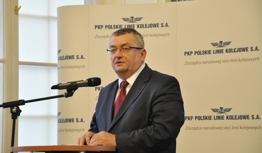 Minister Adamczyk mówił o polskiej kolei. PiS klaskał, opozycja krytykowała Minister Adamczyk mówił o polskiej kolei. PiS klaskał, opozycja krytykowała