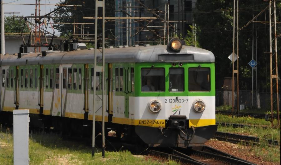 Koleje Mazowieckie wysyłają 8 EN57 na naprawy P4. Ostatni raz? Koleje Mazowieckie wysyłają 8 EN57 na naprawy P4. Ostatni raz?