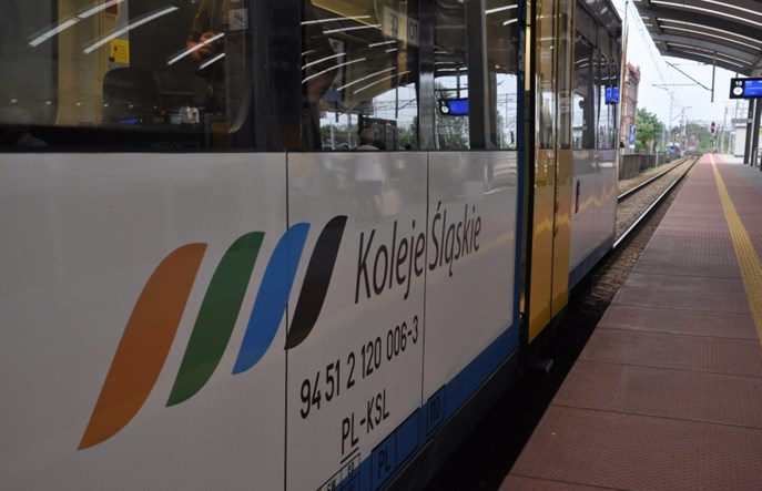 Dym w „zastępczym” pociągu Kolei Śląskich. Dwie osoby w szpitalu