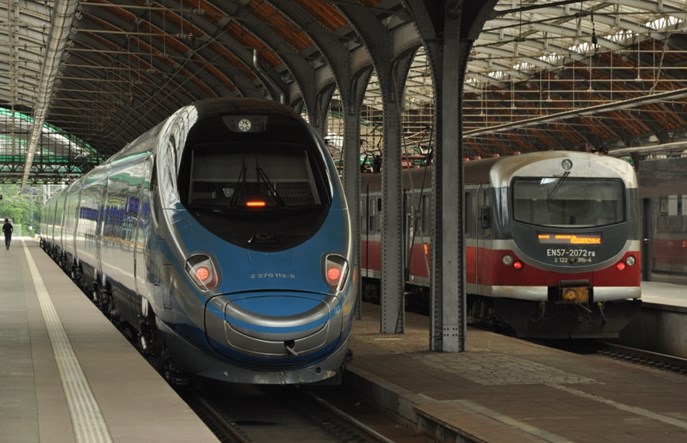 Kolej przegrywa walkę o nowego pasażera między Warszawą a Wrocławiem