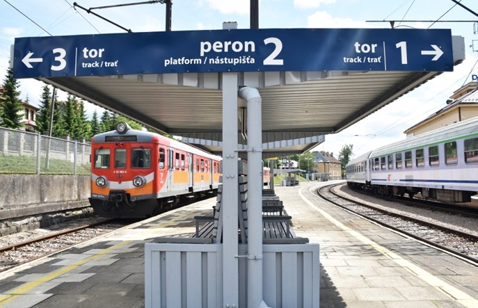 Liczba pasażerów niższa niż rok temu. Masa przewiezionych towarów wzrosła