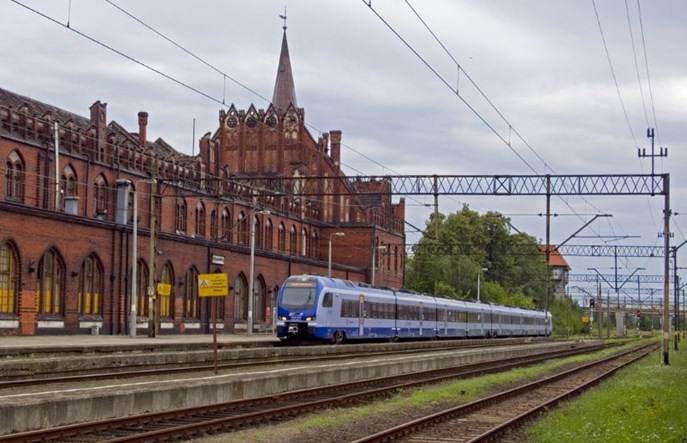 Góra: Podróż pociągiem przez Internet