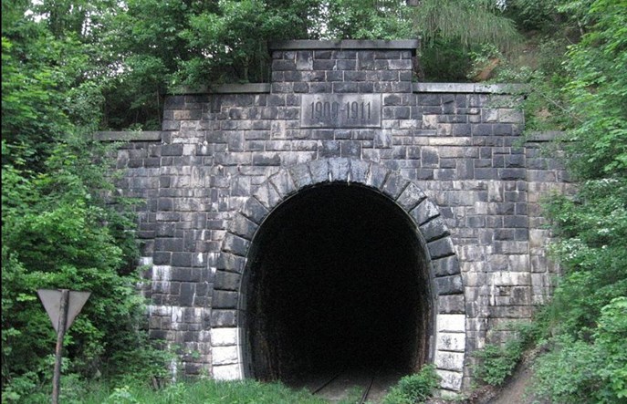 Wałbrzych – Kłodzko: Trzy miesiące nie wystarczyły na prace w tunelu