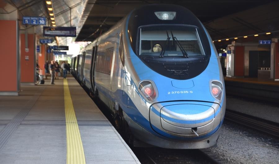 Kto wybiera podróż pociągami PKP Intercity? Przewoźnik to sprawdził Kto wybiera podróż pociągami PKP Intercity? Przewoźnik to sprawdził