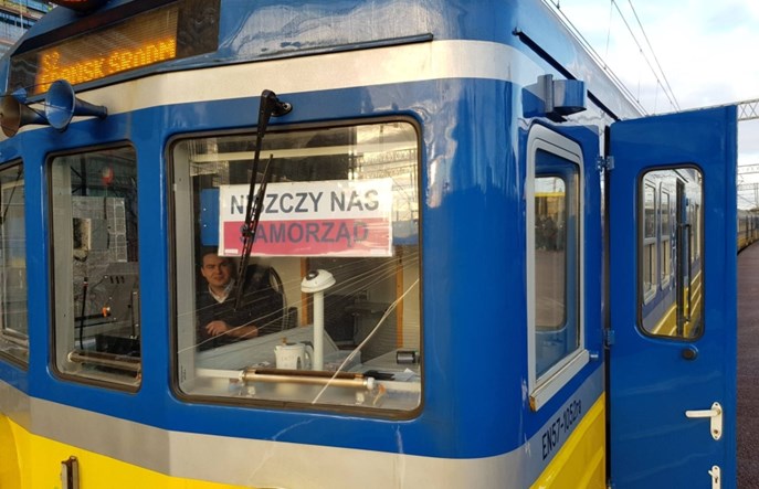 Oflagowane pociągi trójmiejskiej SKM. „To protest przeciwko polityce województwa”