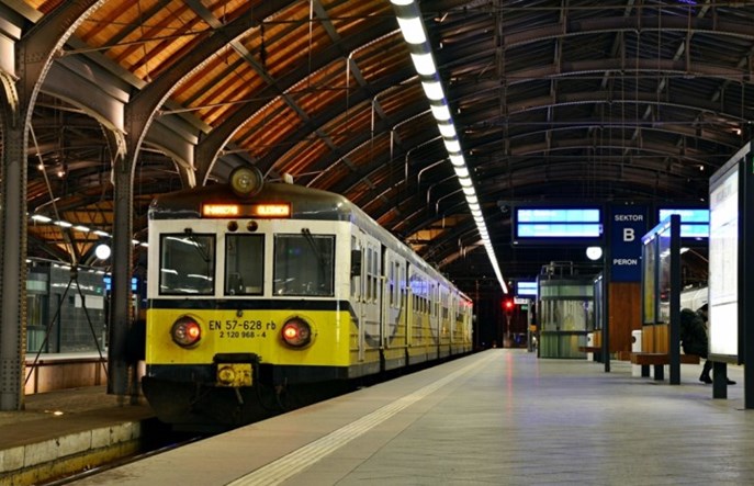 Zabrakło komunikacji, pasażer czekał 21 godzin na pociąg