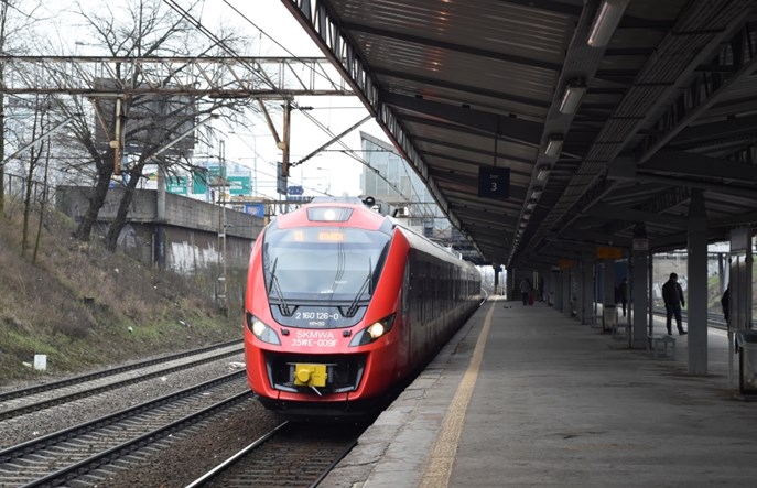 PLK: Przesuwamy termin wprowadzenia opłaty za zatrzymanie przy peronie