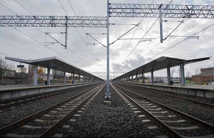 Miasta pytają o systemy informacji pasażerskiej na stacjach. Do ich budowy brak światłowodów