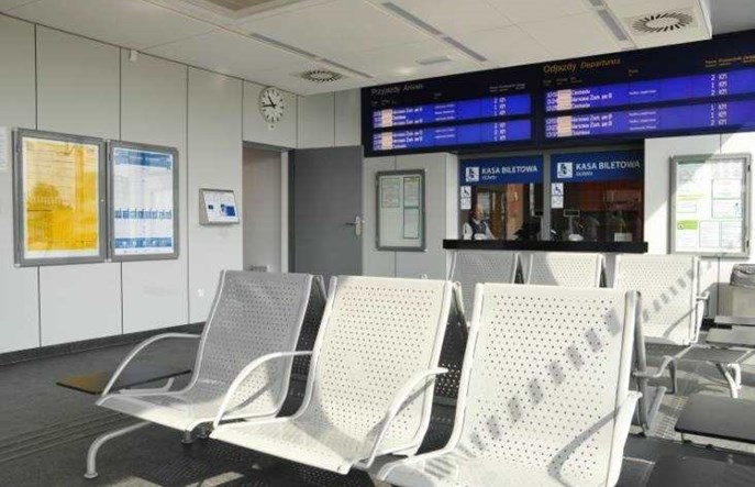 Z polskich dworców znikają kasy biletowe. Nowe prawie nie powstają