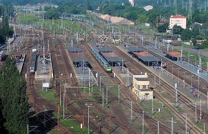 Tysiące osób ogląda sobie pociągi na Warszawie Zachodniej