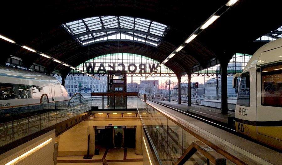 Umowa na rewitalizację linii z Wrocławia do Sobótki i Świdnicy podpisana Umowa na rewitalizację linii z Wrocławia do Sobótki i Świdnicy podpisana