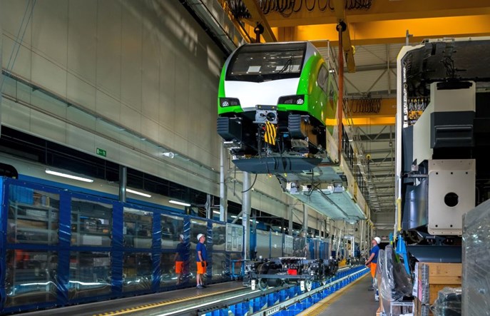 Pierwszy z 71 pojazdów Flirt dla Kolei Mazowieckich zestawiony