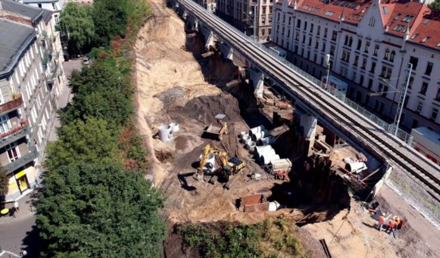 Cztery bomby lotnicze na budowie estakady kolejowej w Krakowie Cztery bomby lotnicze na budowie estakady kolejowej w Krakowie