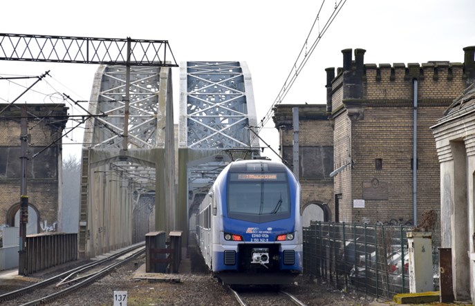 Mniej pociągów z Łodzi do Trójmiasta. Ministerstwo wyjaśnia skąd wynikają zmiany.