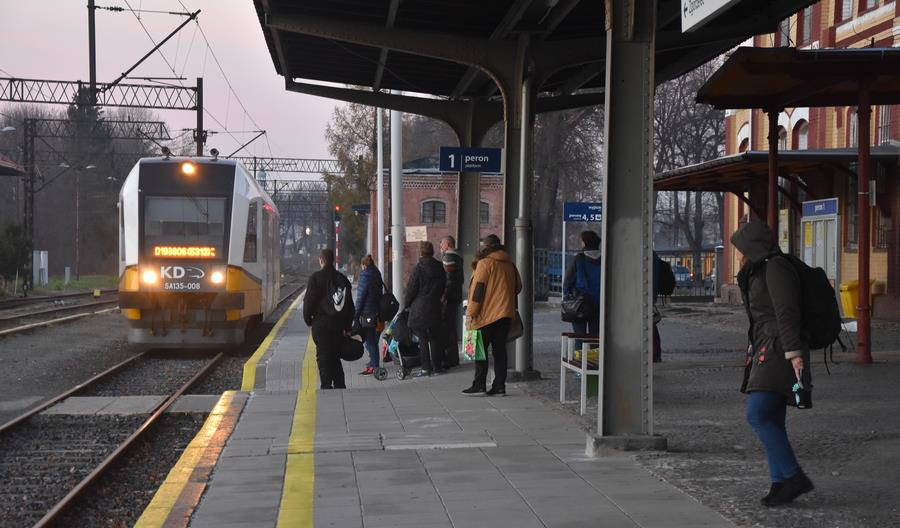 14 mln pasażerów w pociągach Kolei Dolnośląskich. Nowych pojazdów brak 14 mln pasażerów w pociągach Kolei Dolnośląskich. Nowych pojazdów brak