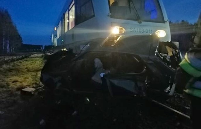 Kierująca samochodem nie żyje po kolizji z szynobusem