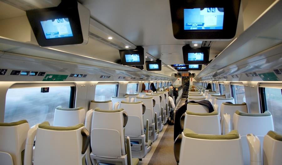 PKP Intercity: Pasażerowie drugiej klasy w ekspresach otrzymają tylko wodę PKP Intercity: Pasażerowie drugiej klasy w ekspresach otrzymają tylko wodę