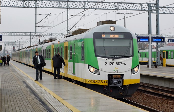 Jak oszczędzić na biletach kolejowych na Mazowszu? „Przejazd w PKP Intercity może być tańszy”
