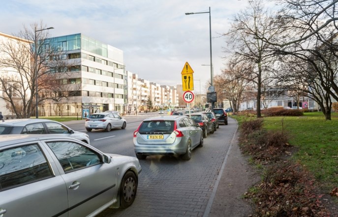 Warszawa: Szersze chodniki. ZDM stopniowo przenosi parkowanie na jezdnie
