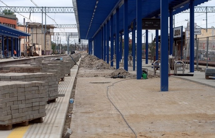 Nawierzchnia jednego z peronów stacji Leszno budowana od nowa [stanowisko Torpolu]