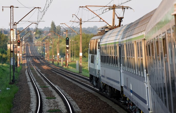 Pasażerów zbyt dużo dla połowy miejsc w pociągu. PKP Intercity dołączało wagony