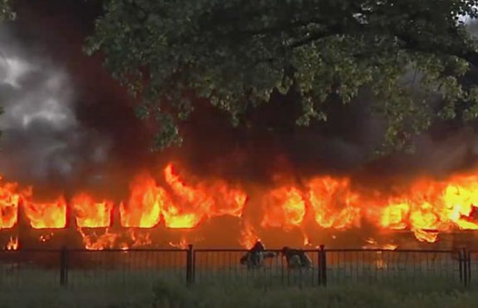 Spłonął drugi wagon 102A na bocznicy Muzeum Kolejnictwa w Dzierżoniowie [film]