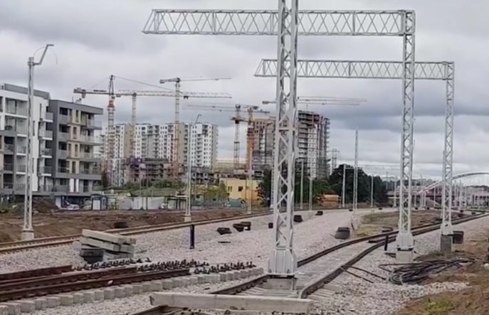 Słup trakcyjny między szynami w Gdańsku. Dlaczego powstał? [film]