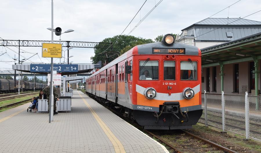 Powódź uszkodziła most drogowy pod Nowym Sączem. Na ratunek rusza kolej Powódź uszkodziła most drogowy pod Nowym Sączem. Na ratunek rusza kolej