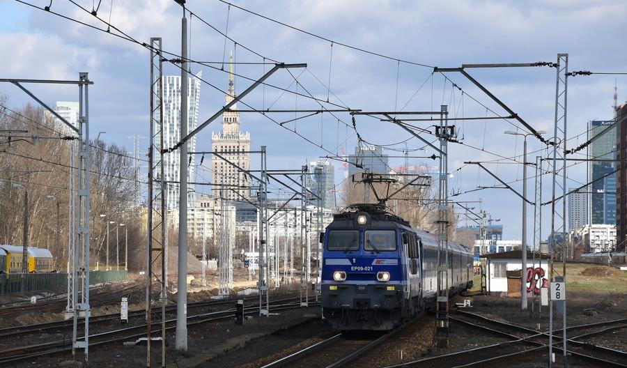 Pociągi na linii Poznań – Warszawa – Poznań z mocno niedoskonałym rozkładem jazdy Pociągi na linii Poznań – Warszawa – Poznań z mocno niedoskonałym rozkładem jazdy