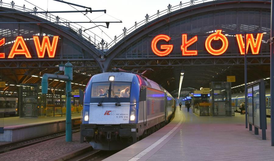Posłowie pytają o dostępność własnych lokomotyw wielosystemowych w PKP Intercity Posłowie pytają o dostępność własnych lokomotyw wielosystemowych w PKP Intercity