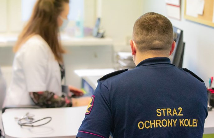 Pierwsi funkcjonariusze Straży Ochrony Kolei zaszczepieni przeciwko COVID-19